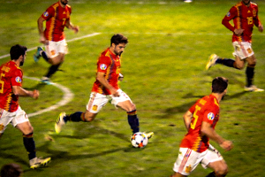 西班牙国家足球队在比赛中通过精准传控掌控比赛节奏的画面