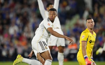 姆巴佩超越梅西,连续11场进球,生涯战绩登顶395球!